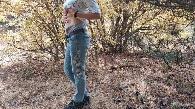 Risky Hairy Couple: Руда ризиковано мастурбує і писяє в лісі 4k