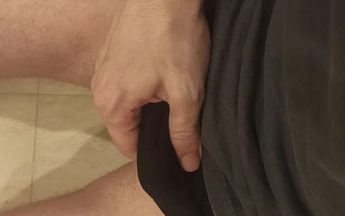 Pasha: Seorang pria memijat penisnya sambil duduk di toilet