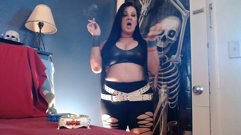 Abby Anna: Frisse d’Halloween ludique en fumant