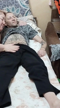 Eine freundin lutscht meinen schwanz, bis ihr mund mit heißem sperma gefüllt ist