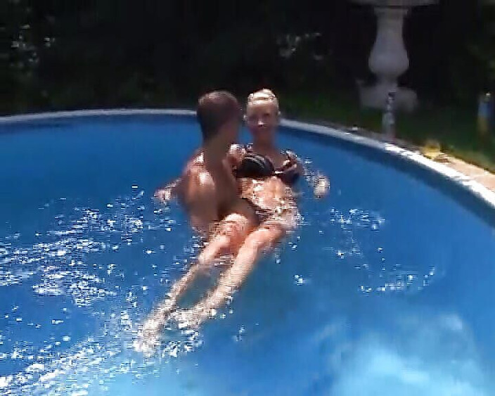 Porno kino: Úžasná německá blondýnka jezdí na velkém čůrákovi venku