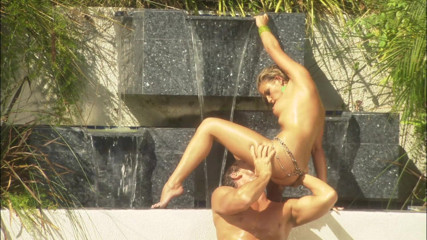 CBD Media: Calda splendida ragazza sexy si fa mangiare la figa e...