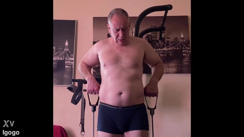 Alex Igogo: Il vecchio papà da solo