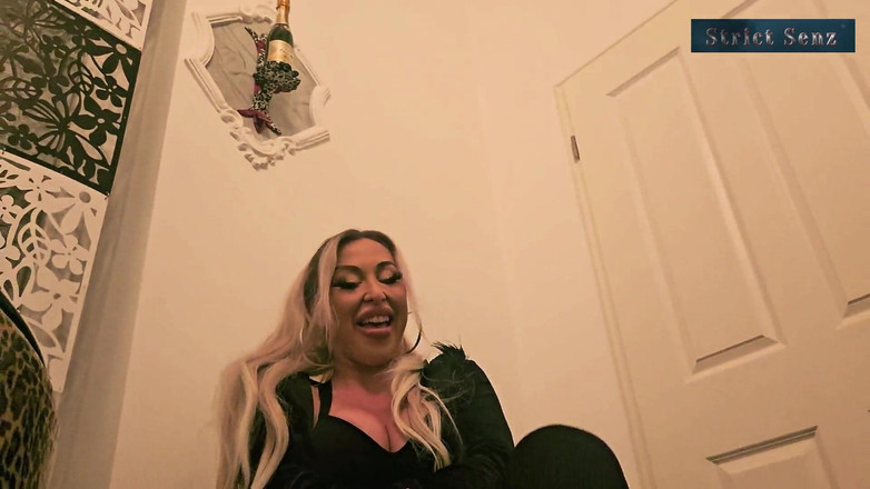 Strict Senz: Sheela Sinner, Schmutzige Stinkende Socken Schnüffeln Und Footdomination Teil 2