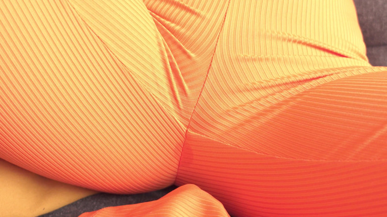 Karamelnayapussy: Una succosa mora in un body arancione viene versata su...