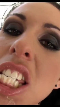 Gros nichons, gros cul, beaucoup de bites et une brune