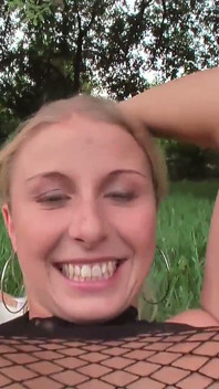 La bionda piscia senza censure davanti alla telecamera