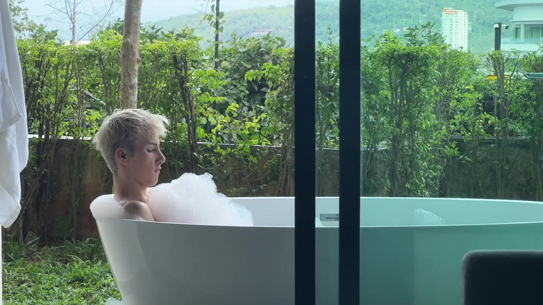 Sandro Jenner: Twink Mandi Dan Memanggil Ayah Tirinya Untuk Menidurinya