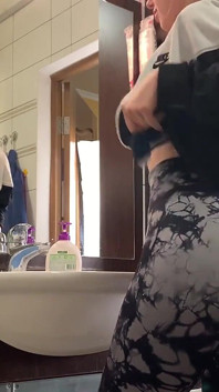 Esclavo limpia el culo de la dominatrix Kira con lengua después del gimnasio - rimjob femdom