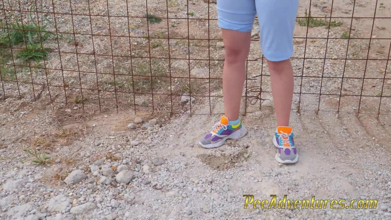 Pee Adventures: Menina hipster troca de roupa molhada e faz xixi ao...
