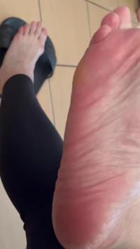 Fötter i Flip-flops och Walking i Flip-flops