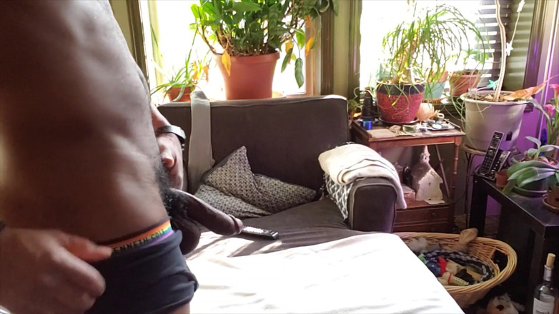 Kennie Jai: Kenniejai şapkayla mastürbasyon yapıyor