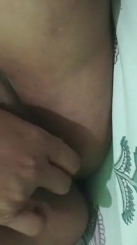 핑거링하고 손가락 삽입하고 시오후키하는 인도 소녀