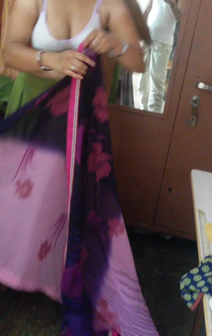 Priyahot77: Priya bhabi 大屁股秀视频拍摄