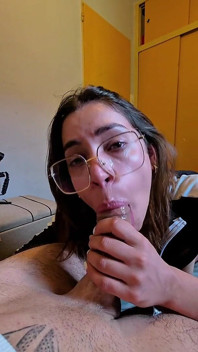 Přistihla jsem ho při masturbaci a pomohla mu