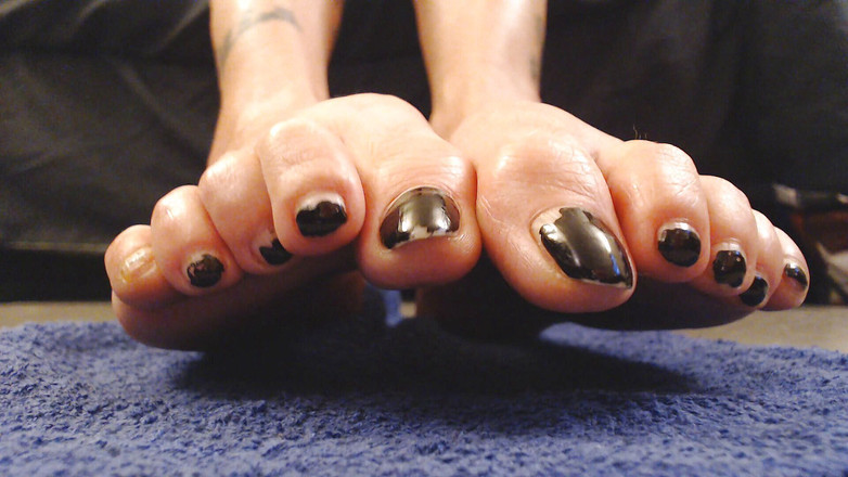 Abby Anna: Le dita oliate in smalto le dita dei piedi si...