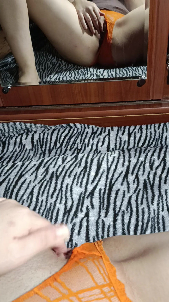 OniSoi: Masturbazione Fatta in Casa Davanti Allo Specchio Senza Toglierle Le...