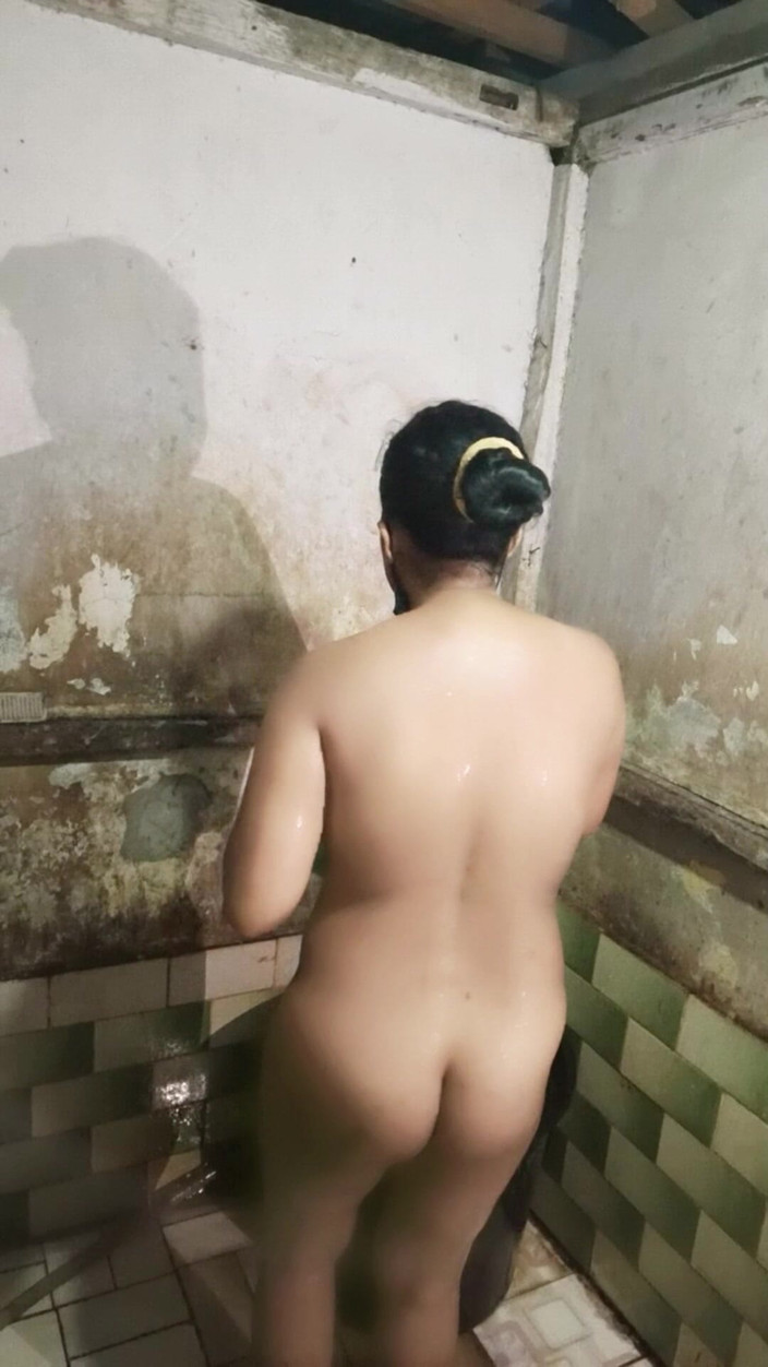 Rania: 看到继妹一边自慰一边洗澡