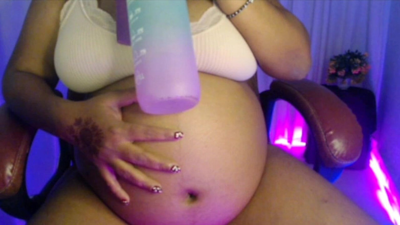 HotGirl21: Senhora Grávida Em Sutiã Penty Com Brincando Com Barriga E Água...