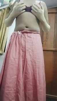 Indian Crossdresser Gaurisissy Bottom Sentimentul excitat pentru sex în sari mătăsos cu Jwellery Grele