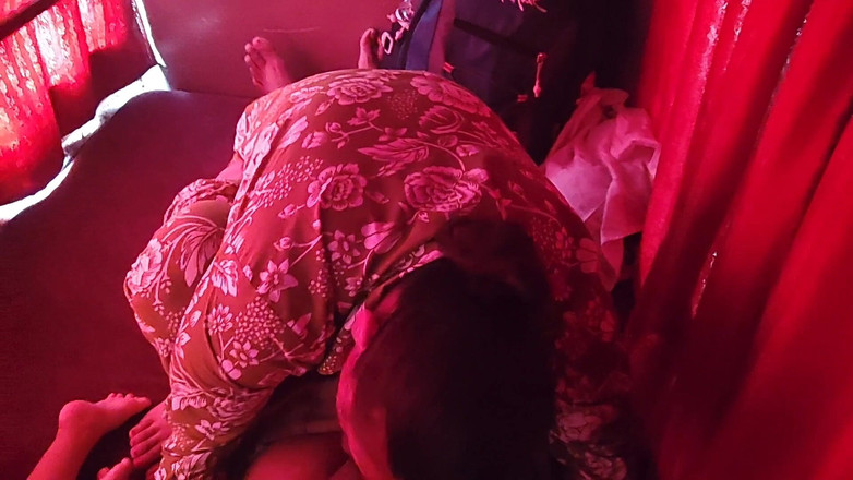 Khushboobhabi: Bhabhi jela někam sama v autobuse, nechal jsem ji