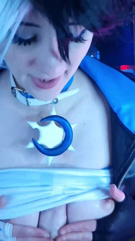 Una compagna di stanza pervertiti voleva vedere la mia luna snow cosplay quindi l'ho dominato