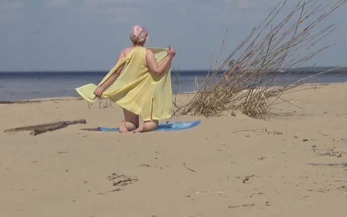 StrongSrg: Sortir avec une salope mature sexy sur la plage