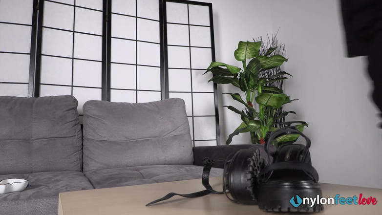 Best Nylon Feet Videos: 魅惑的なバイオレットがタバコを吸い、あなたの喜びのためにセクシーなつま先を小刻みに動かします