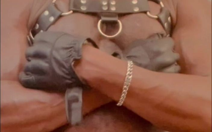 Black mature kinky muscle: Con arnés de cuero, cortes de tetas bbc y sesión...