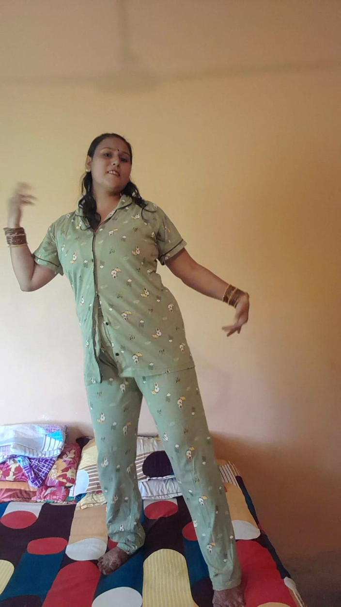 Puja555: Desi dívka tančí na posteli
