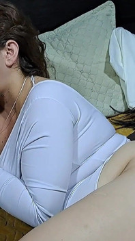 Üvey kız kardeşimin en iyi arkadaşıyla sevişiyorum.