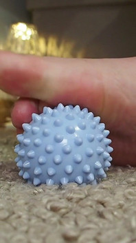 足部的恩典：按摩球在行动