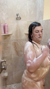 Che ne dici di una buona ragazzina vecchia durante la doccia video?