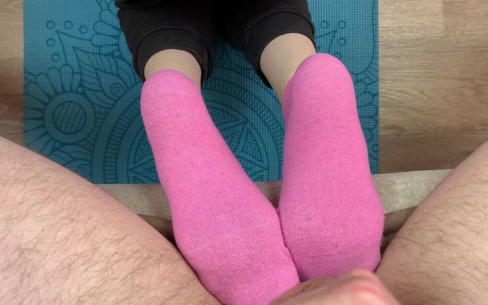 Gloria Gimson: Chica fitness hace ejercicios en la estera en calcetines y...