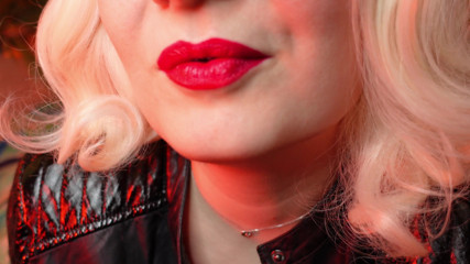 Arya Grander: Asmr videosu: arya grander sürecinde ateşli ruj