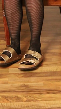 Atârnându-se în ciorapi de plasă - Golden Double Strap Slides