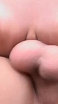 Teen gầy sử dụng con cu to bên cạnh hồ bơi