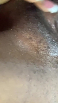 ホットなベイブ、Blackgurl234が彼女の秘部を撫でて、彼女が潮を吹くまで