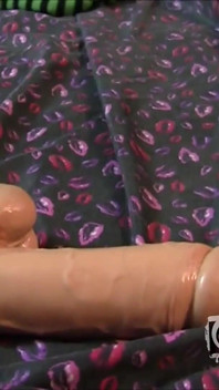 Petite gay Willy Wiggles encaixa enorme vibrador em seu cu
