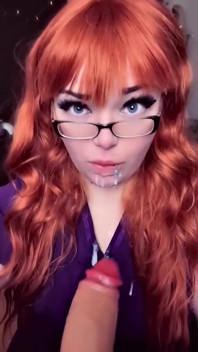 Domme bimbo-verpleegster zuigt het gif eruit