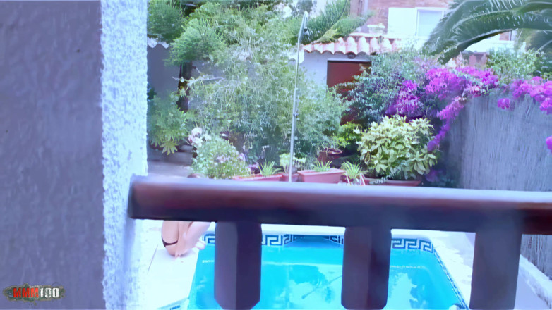 MMM100 Solo: Vídeo sexy: Moana_pool_shower