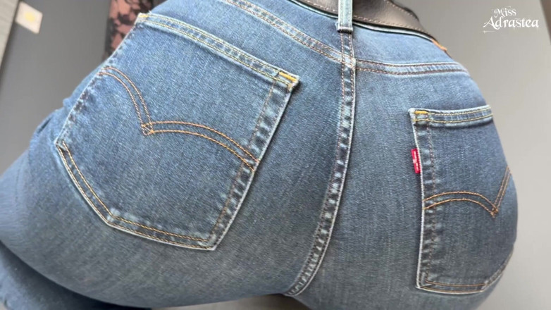 Miss Adrastea: Kom hard klaar onder mijn kont in een spijkerbroek! Jeansfetisj...