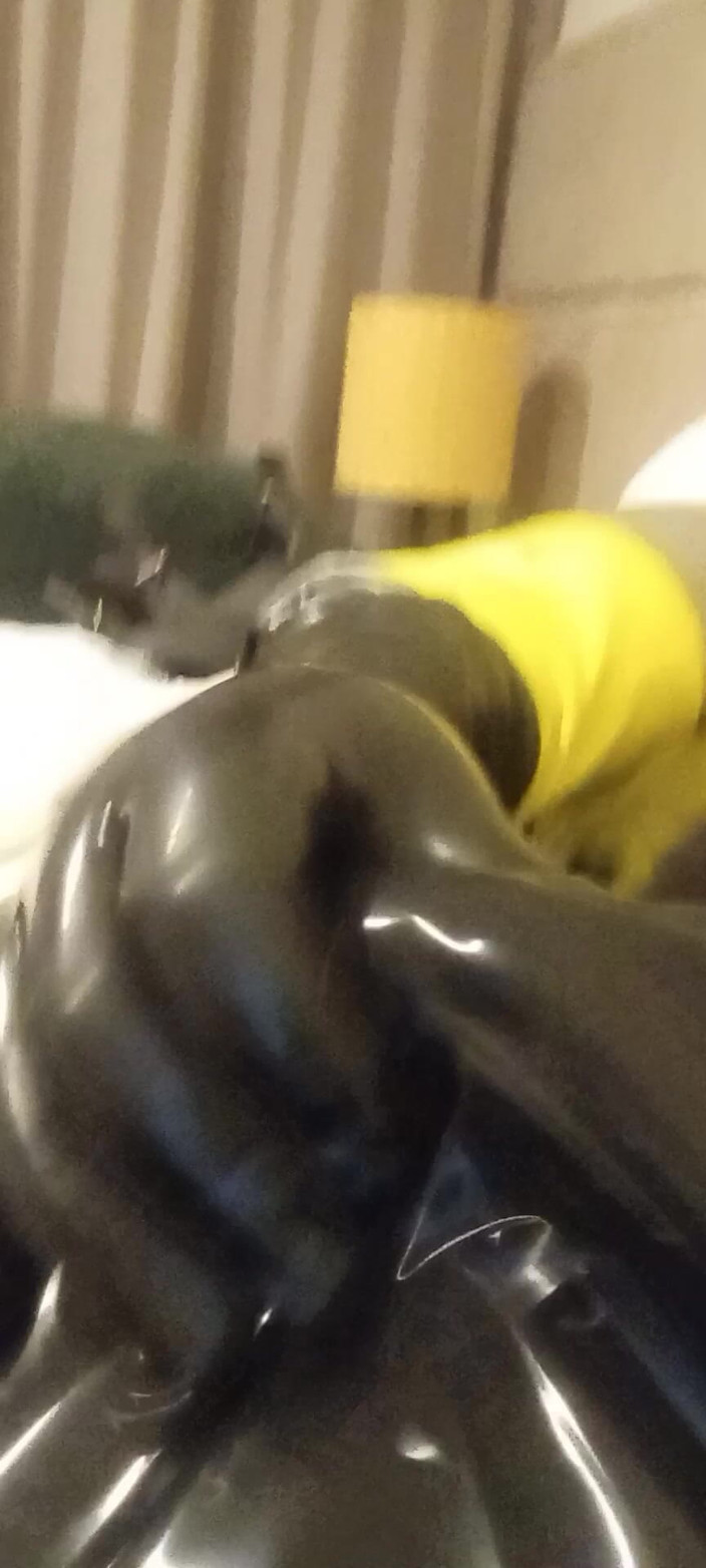 Latex Boy: Latex mit drohnen-hotel