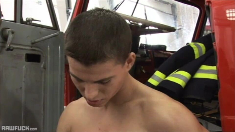 Raw Fuck: Gönüllü itfaiyeci sperm hortumu tercih ediyor
