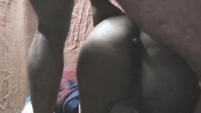 Indian anal: Mia cognata godendo ma plug duro anale