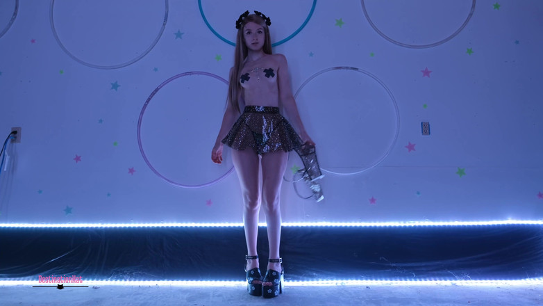 Destination Kat: Hula Hoop tančí a pózuje žádný zvuk