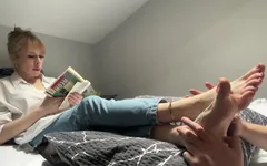 Mi godo un massaggio ai piedi e mi rilasso con un libro