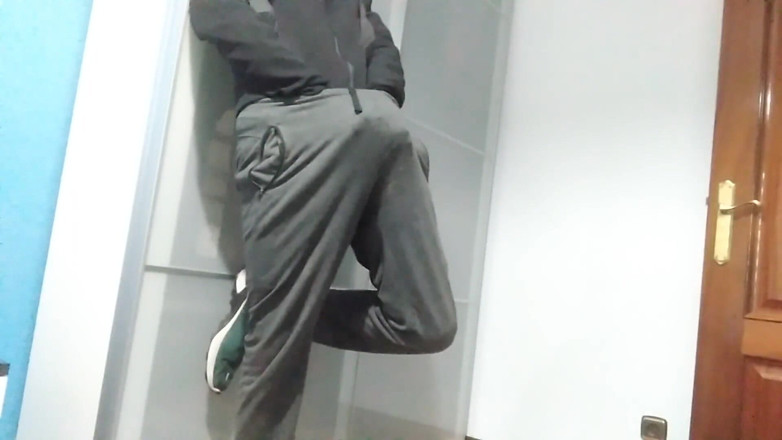 Elvissc: 我在我的裤子里给你看我坚硬的香蕉，并在我朋友的卧室里自慰
