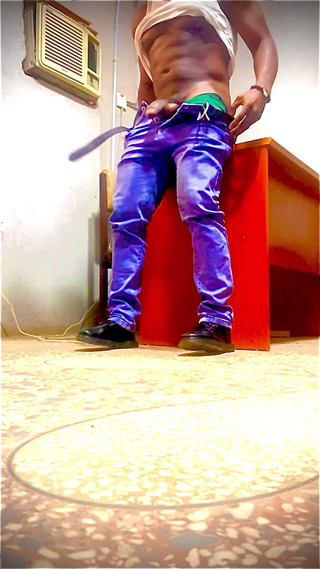 Enigmatic Buoy: Ofisimin içinde mastürbasyon yapıyor