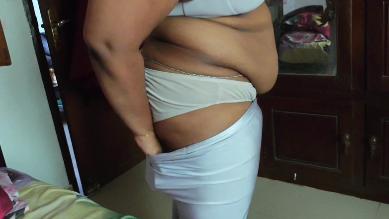 Anne Ipe: Baculatá indická dívka se úplně svléká před kamerou, než se obléká